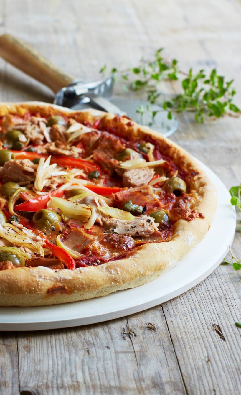 Scharfe Thunfischpizza mit Paprika, Oliven und Kapern