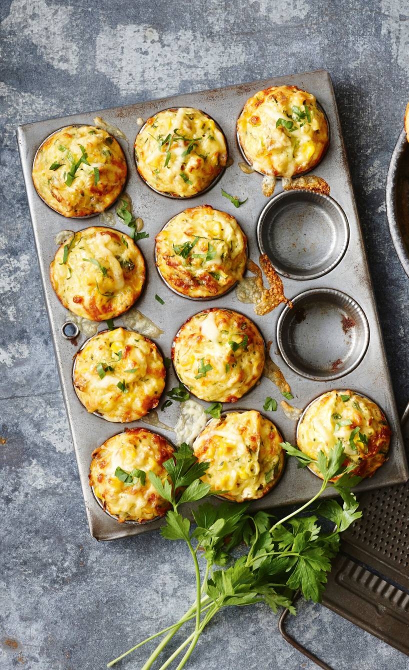 Glutenfreie Käse-Schinken-Muffins in einer Muffinform auf einem Tisch von oben