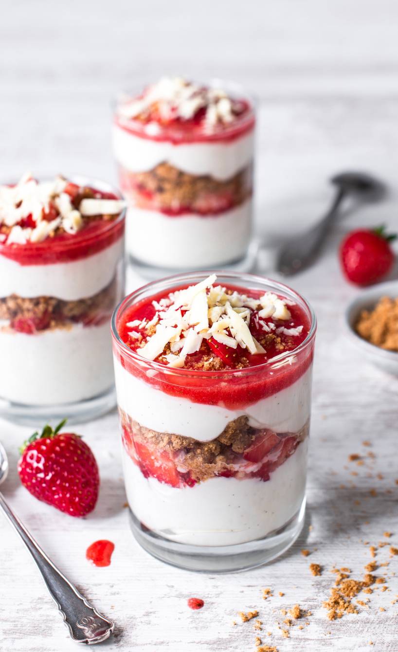 Schnelles Erdbeer-Schichtdessert mit Haferkeksen