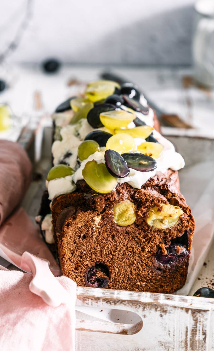 Schokoladenkuchen mit Ricotta und Weintrauben