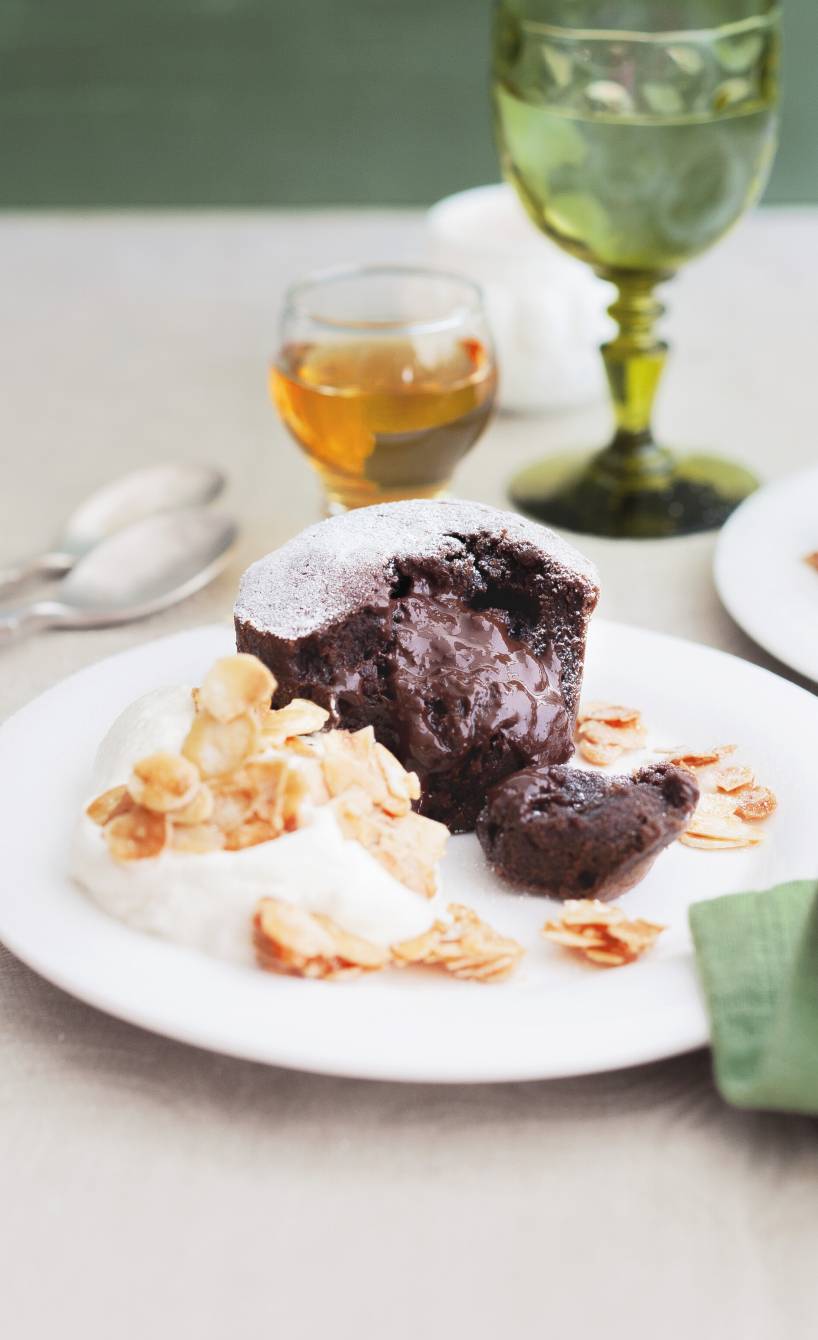 Schokoladenküchlein mit flüssigem Kern, Amarettosahne und Karamellmandeln