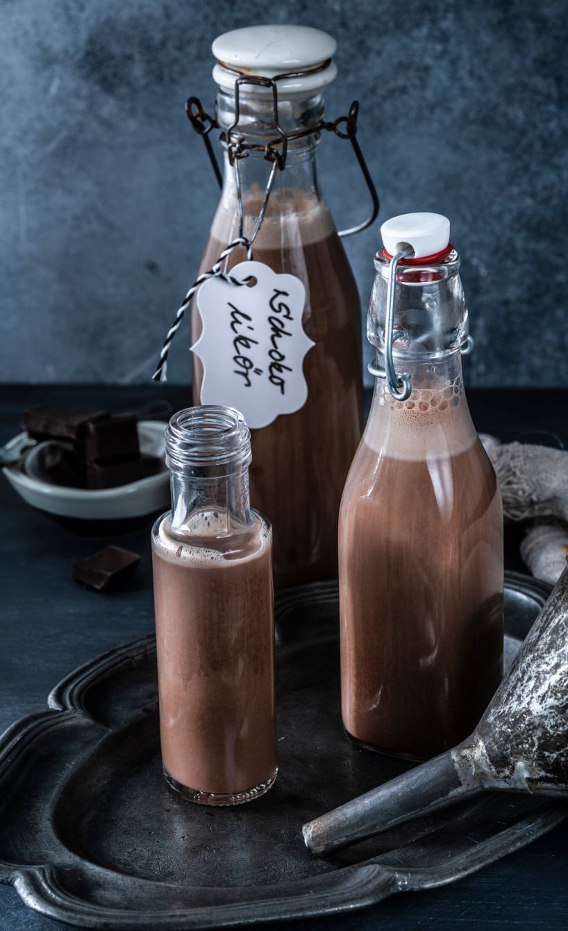 Selbst gemachter Schokoladenlikör abgefüllt in Henkelflaschen auf einem Tisch