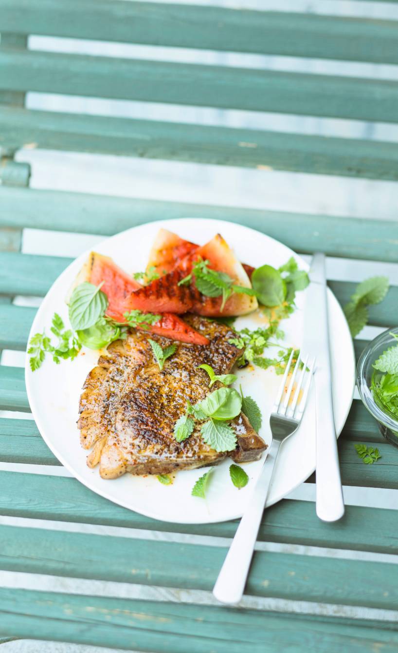 Schweinekotelett mit Wassermelone vom Grill