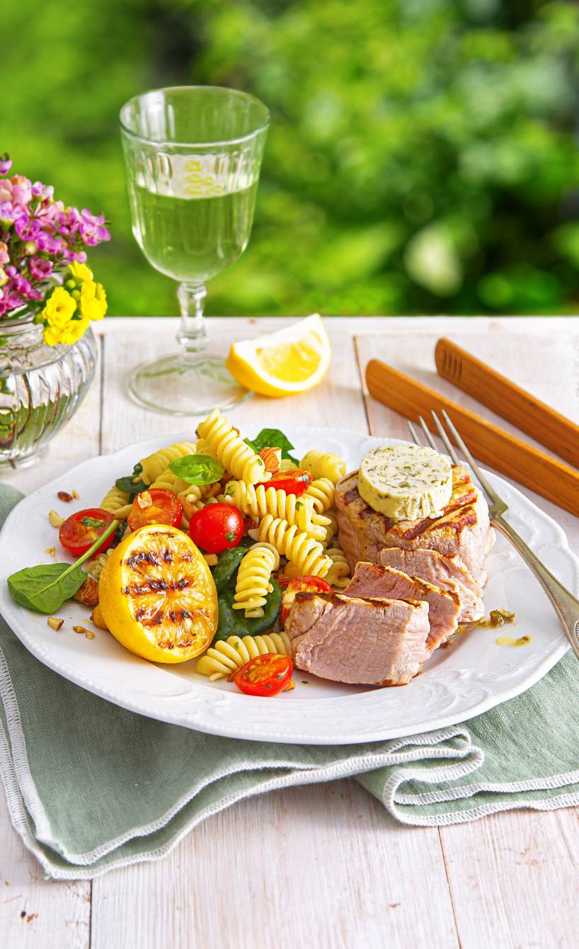 Schweinemedaillons mit Kapernbutter und Gemüse-Fusilli-Salat
