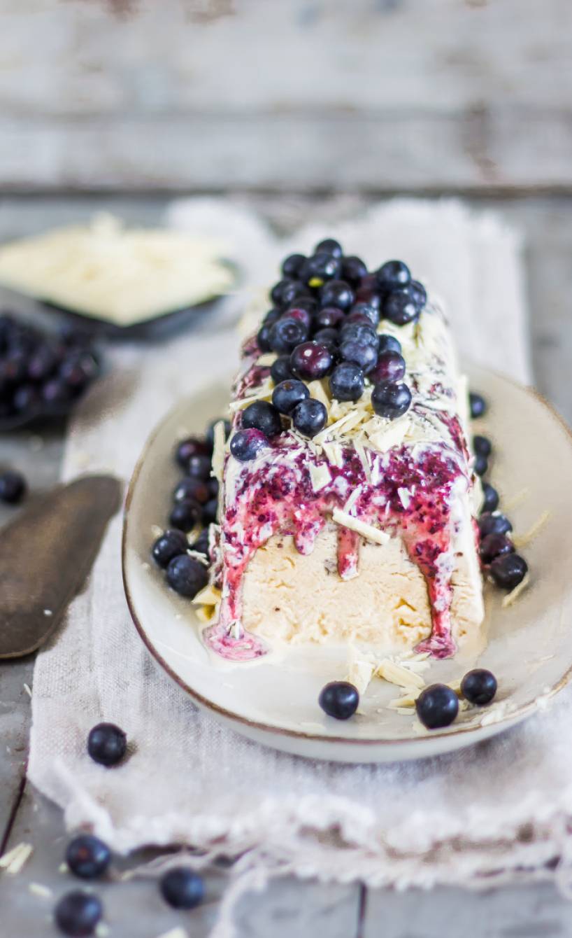 Semifreddo aus weißer Schokolade mit Blaubeeren