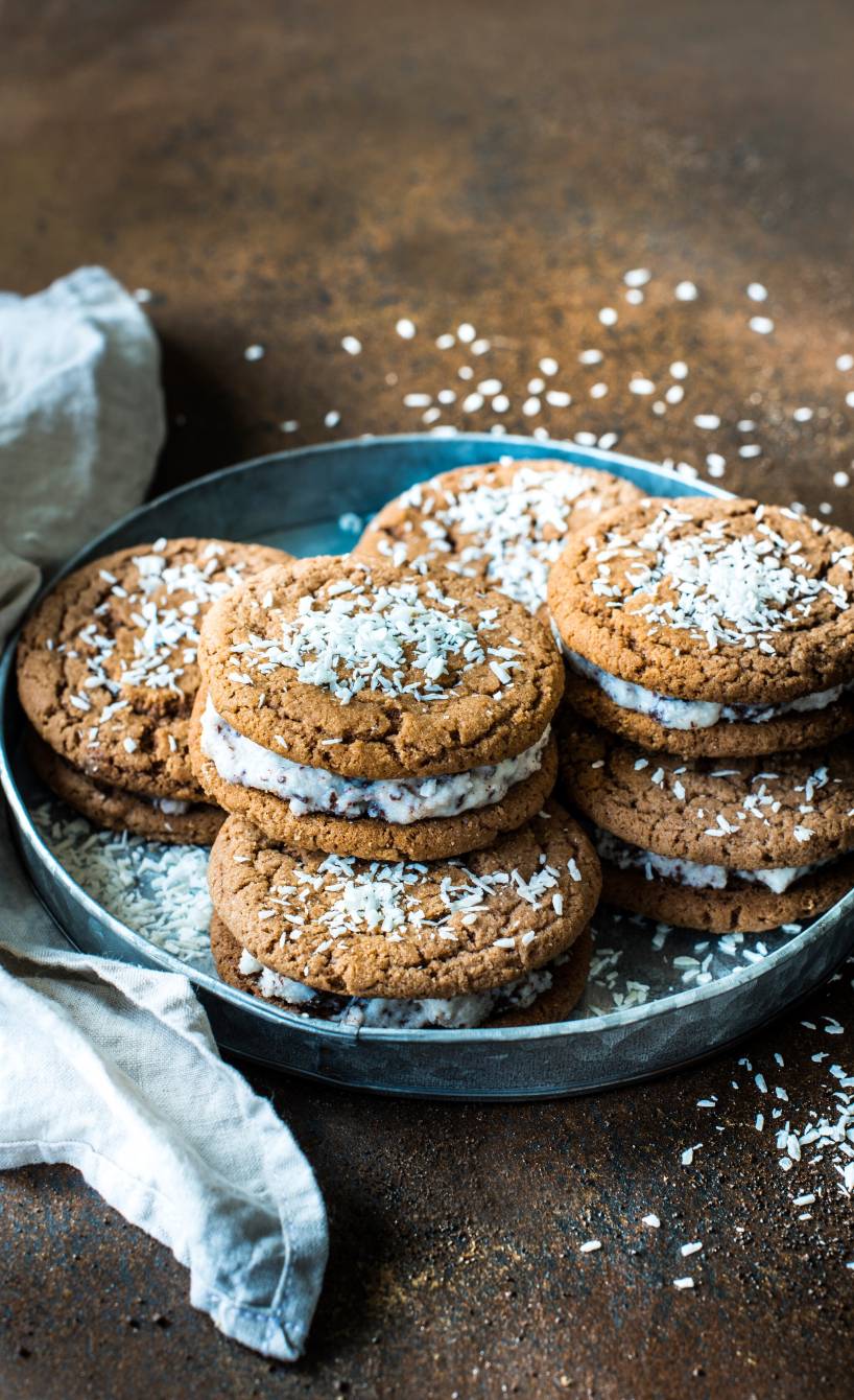 Kokos-Stracciatella-Eissandwiches