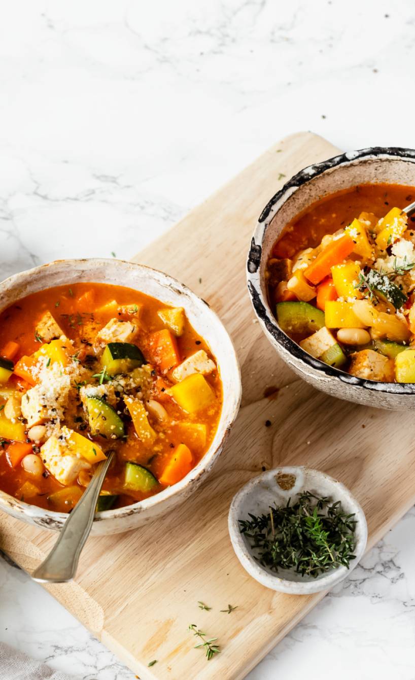 Sommer-Minestrone mit Räuchertofu