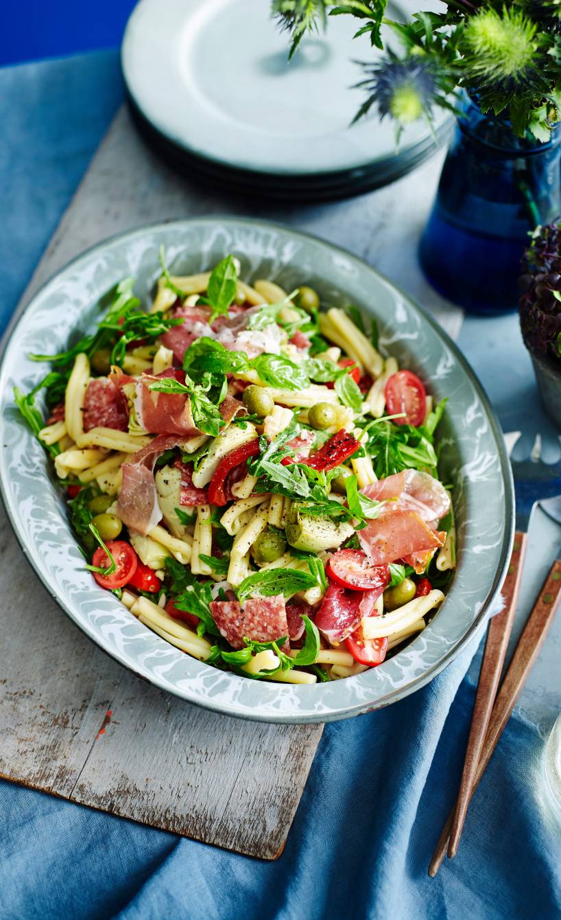 Sommerpastasalat mit Oliven und Salami