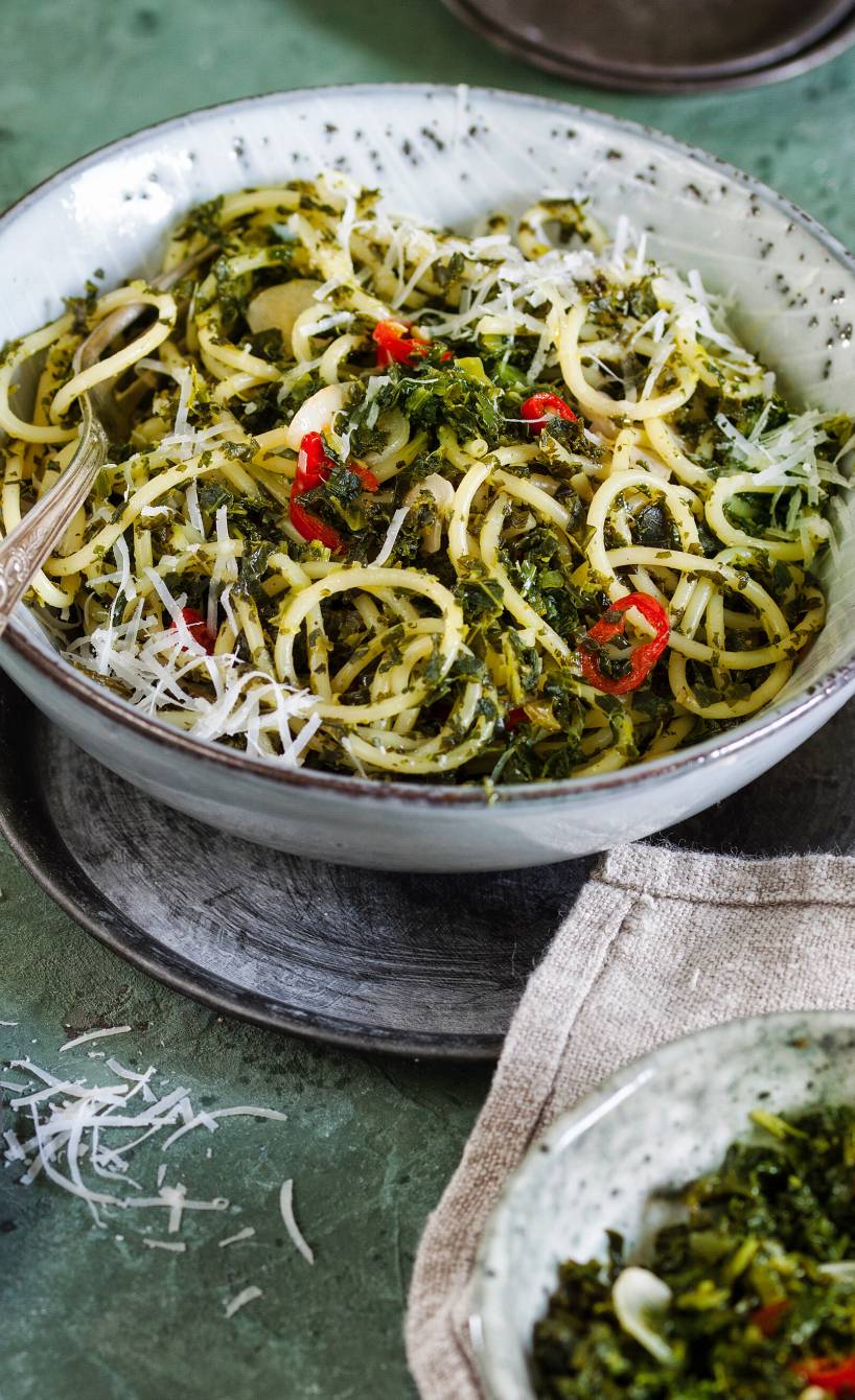 Spaghetti Aglio Olio mit Grünkohl auf einem tiefen Teller angerichtet