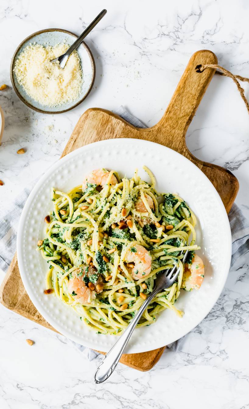 Spaghetti mit Garnelen und Spinat-Ricotta-Soße angerichtet auf einem Pastateller