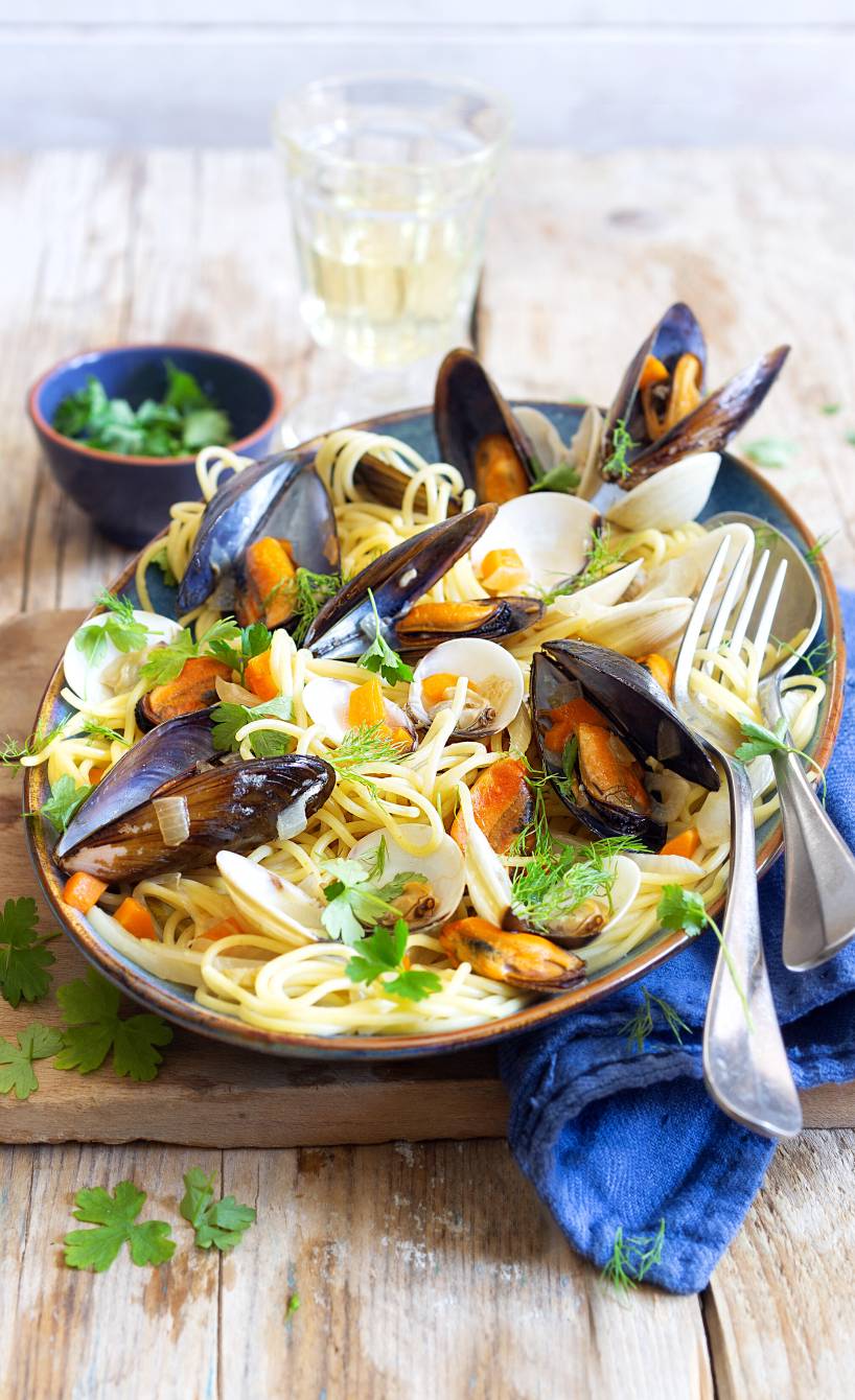 Spaghetti mit Muscheln in Gemüse-Weißweinsud