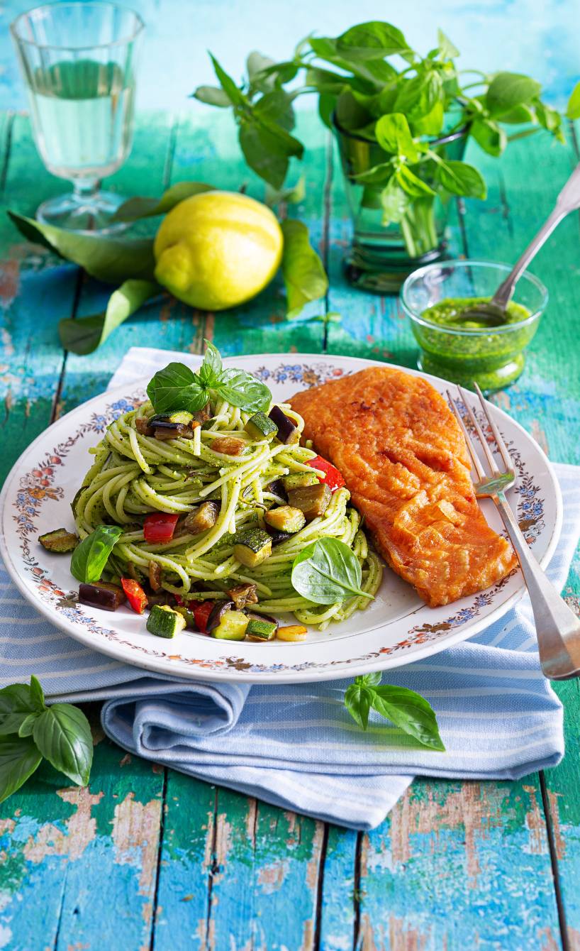 Spaghetti mit Pesto, Sommergemüse und gebratenem Lachs