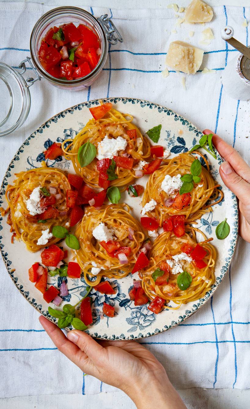 Spaghetti-Nester mit Taleggio und marinierten Tomaten