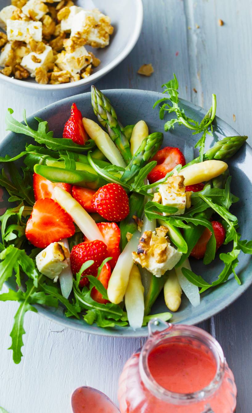 Schneller Spargelsalat mit Erdbeeren | SoIsstItalien