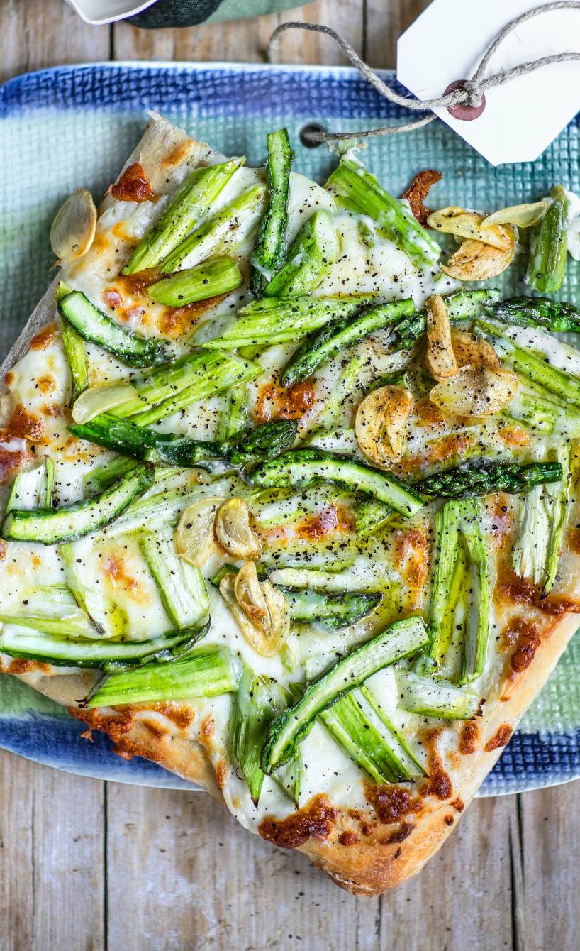 Quadratische Spargelfocaccia mit grünem Spargel auf einem Teller