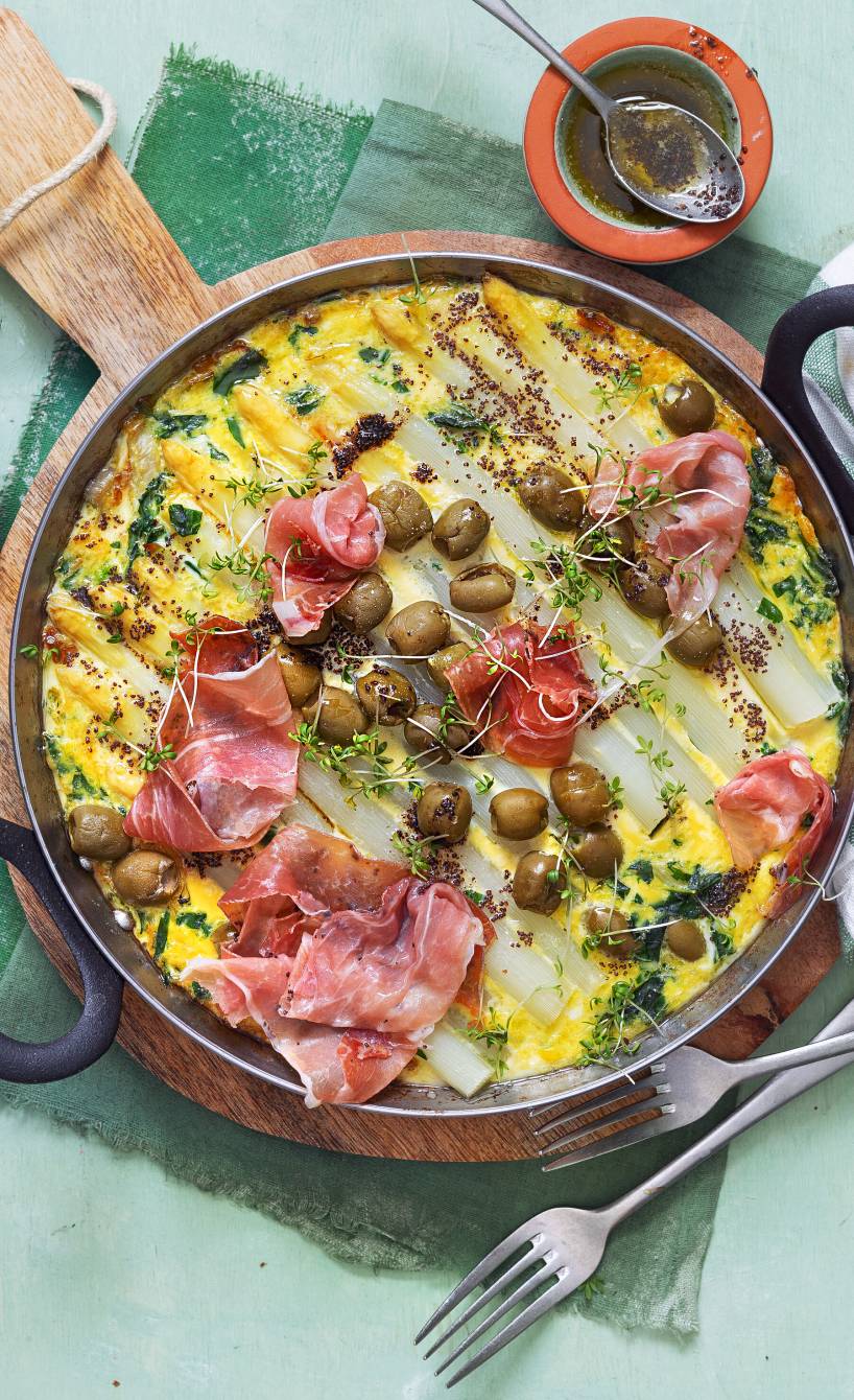 Frittata di Asparagi Spargelfrittata von oben in einer ofenfesten Pfanne getoppt mit Schinken und Oliven