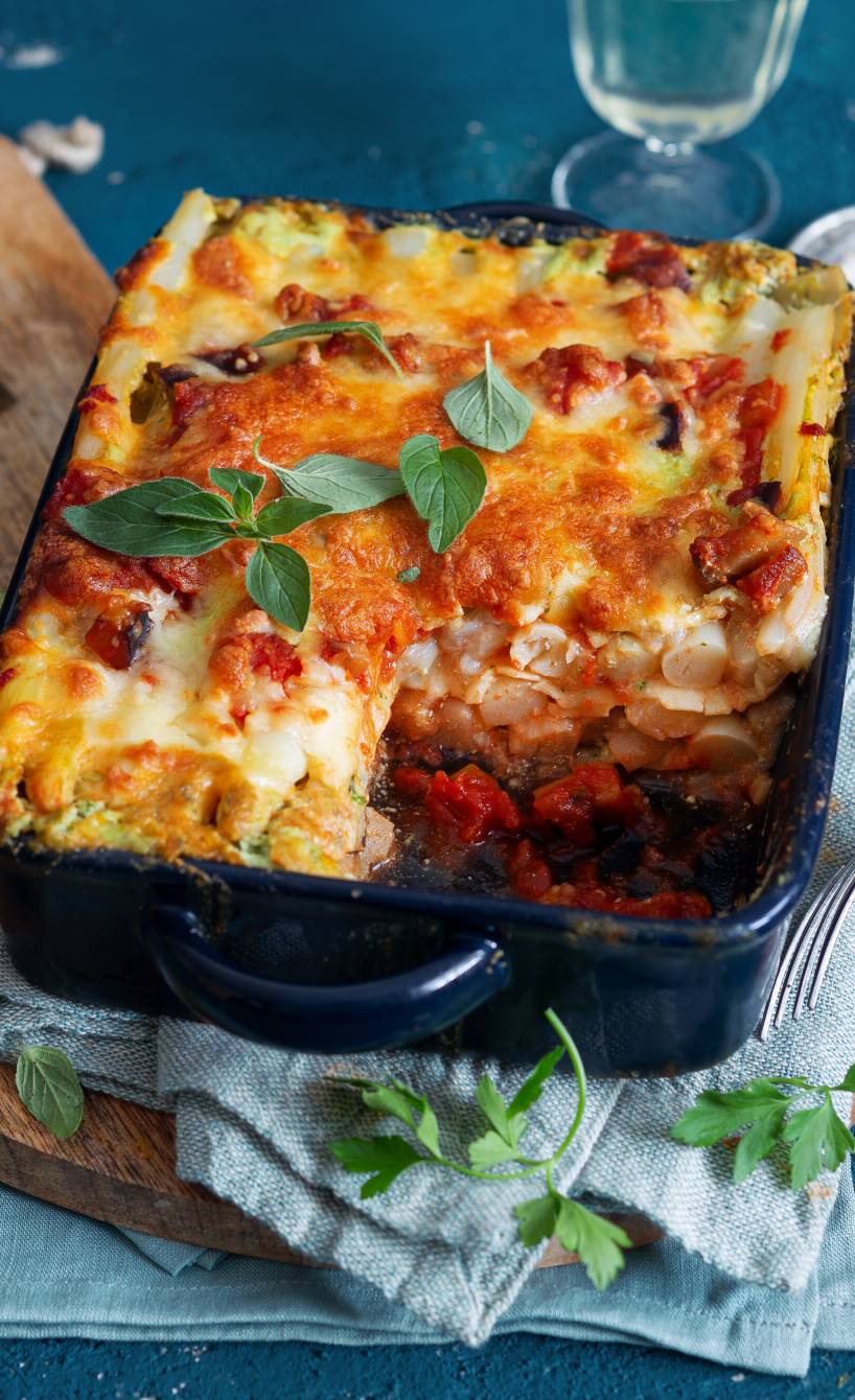 Spargellasagne mit Aubergine und Pancetta angeschnitten in einer Auflaufform