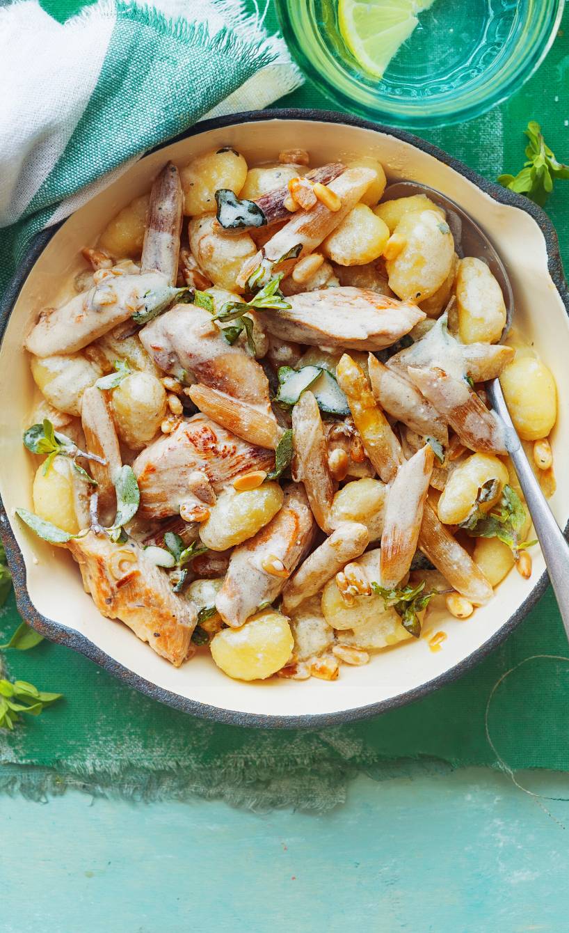 Spargelpfanne mit Hähnchen und Gnocchi in einer Pfanne auf einem Tisch