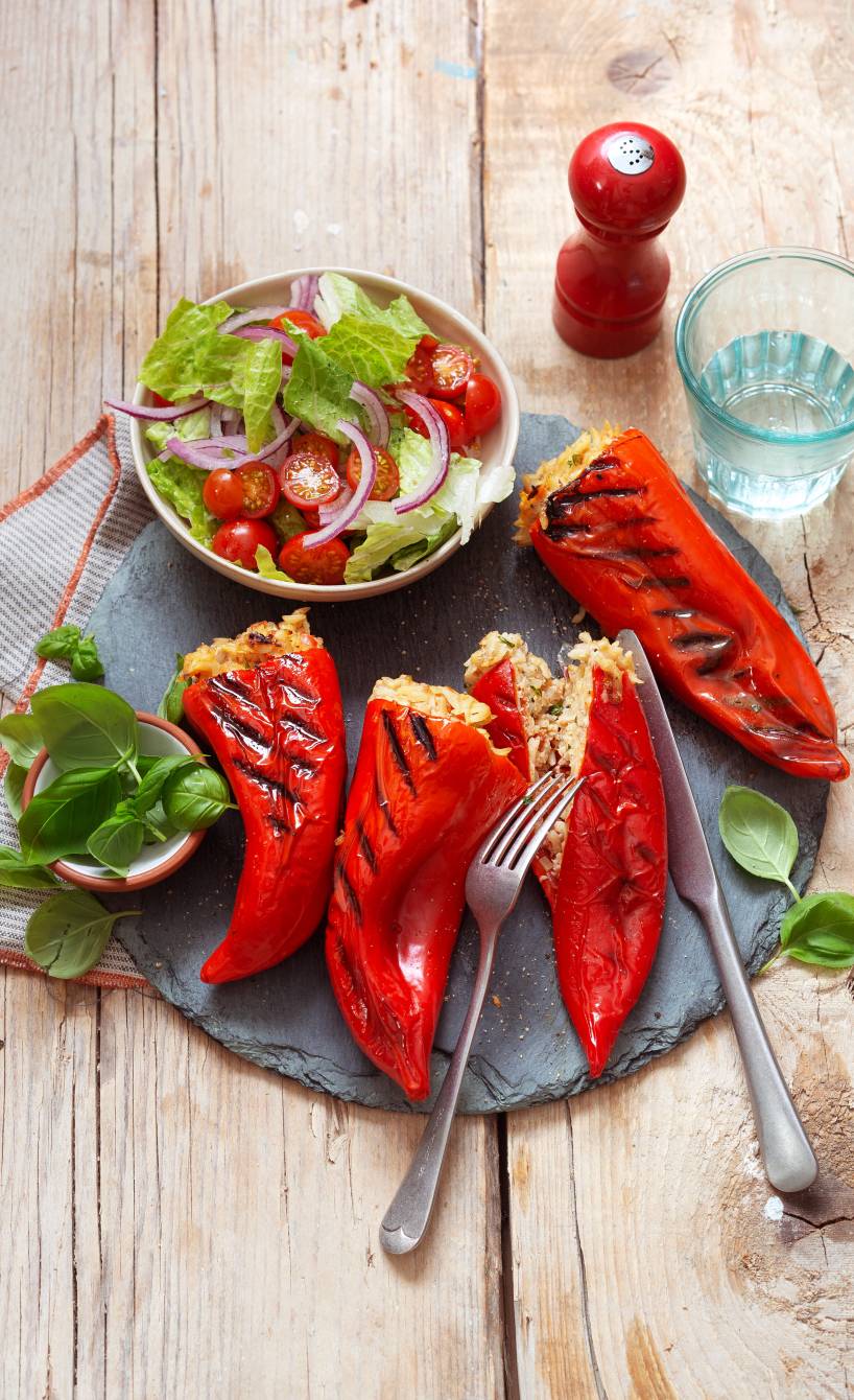 Gegrillte Spitzpaprika mit Hack-Nudel-Füllung auf einem Teller