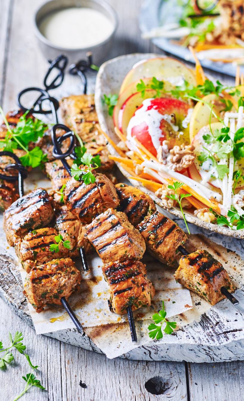 Süß-pikante Schweinefleischspieße mit Apfelsalat