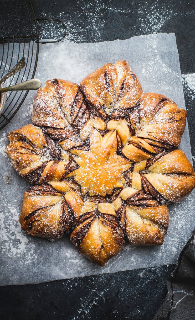 Selbstgebackener Weihnachtsstern mit Schokofüllung zum Zupfen auf einerm Stück Babckpapier