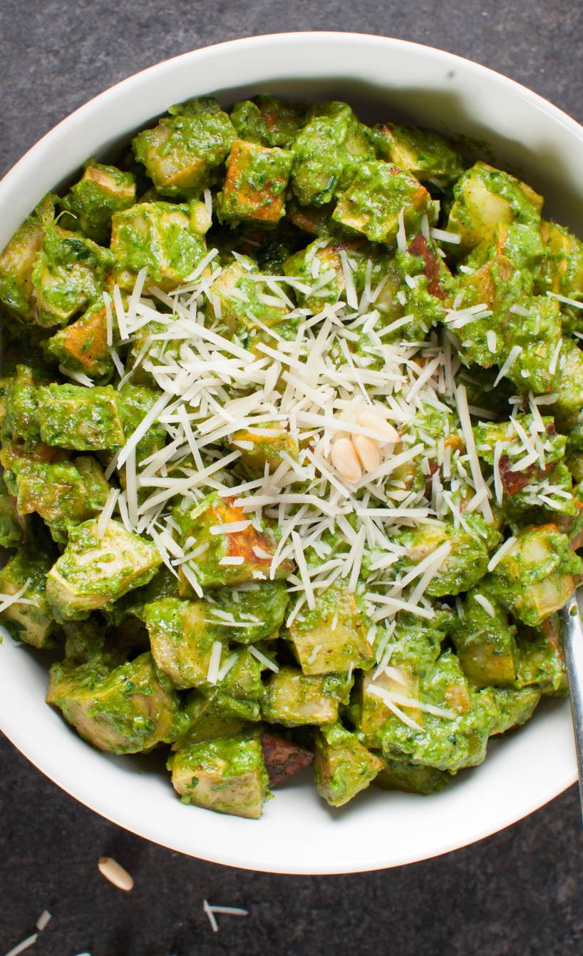 Gebackene Süßkartoffelwürfel mit Grünkohlpesto gestoppt mit Parmesan in einer Schale