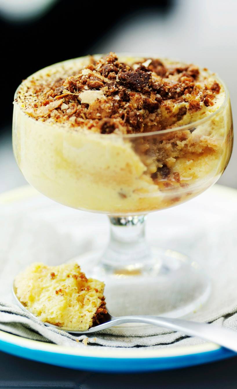 Supa Piazentina, italienisches Schichtdessert in einem Glas angerichtet mit Streuseln getoppt