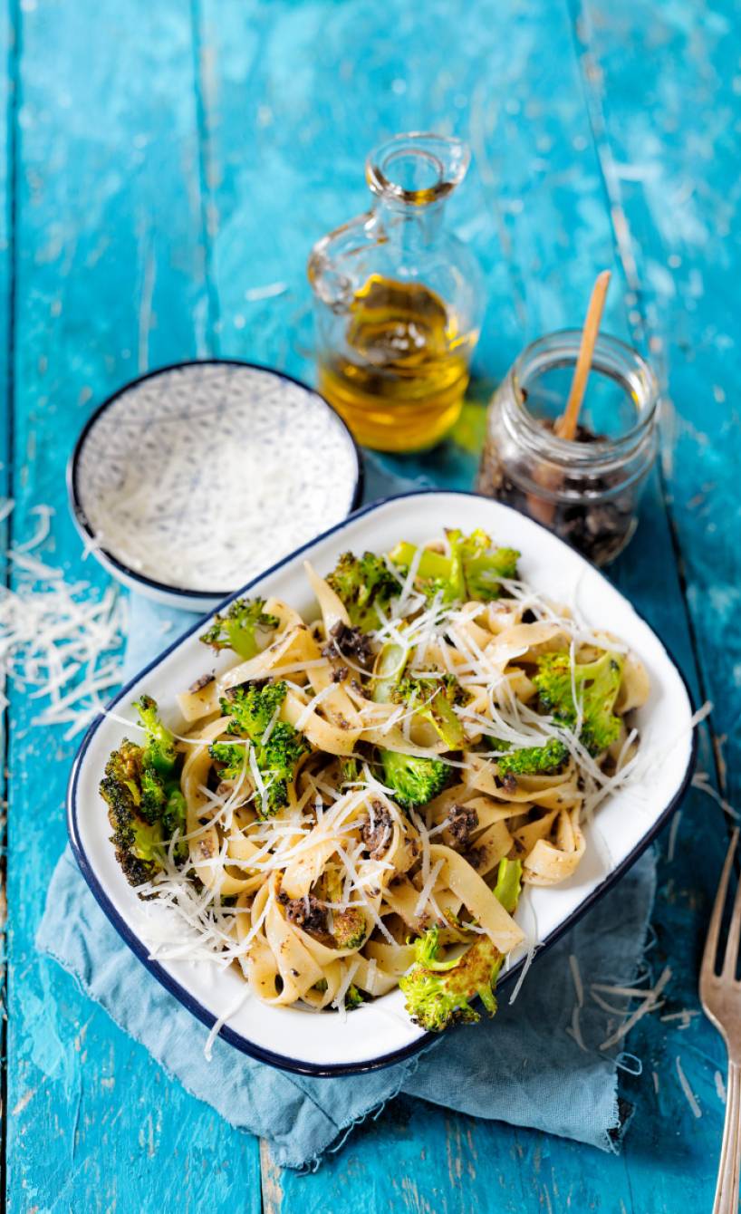Tagliatelle mit Olivenpesto und gebratenem Brokkoli