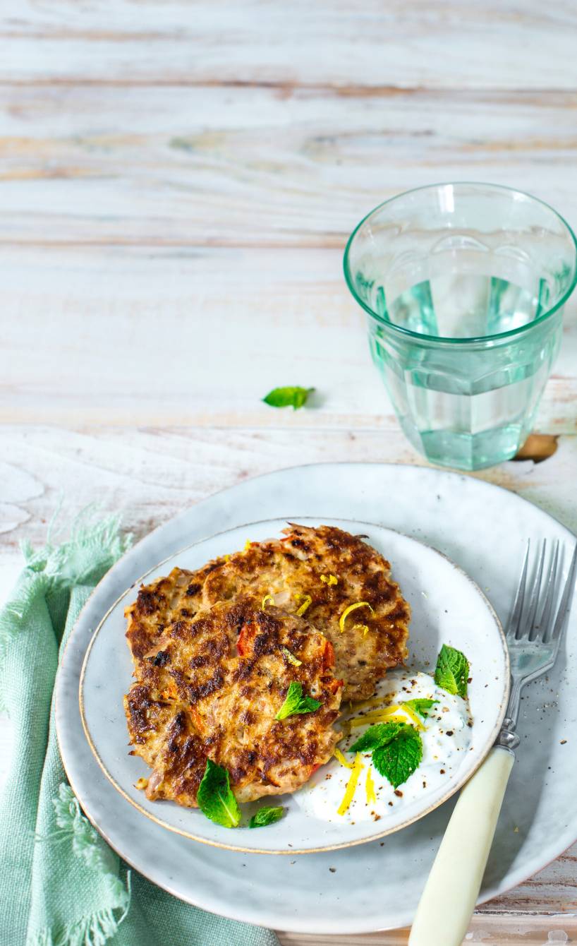 Low Carb Thunfischpfannkuchen auf einem Teller, daneben Minzdip in einer Schüssel