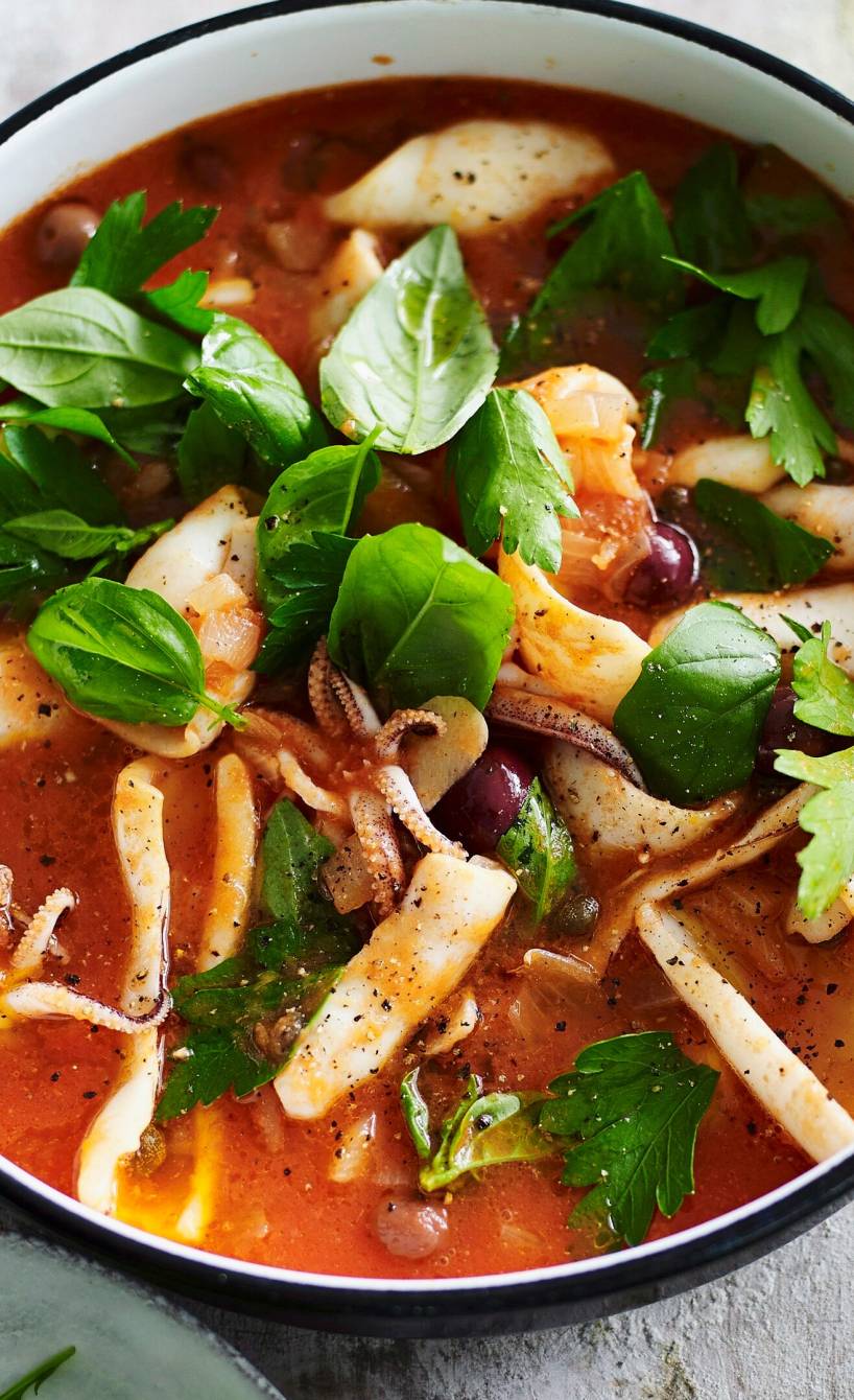 Tintenfisch One Pot auf einem Tisch