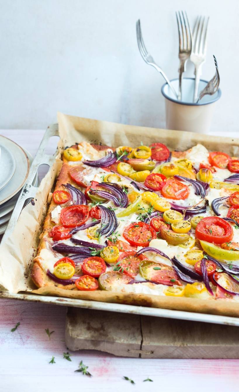 Gebackene Tomaten-Ziegenkäse-Tarte auf einem Blech