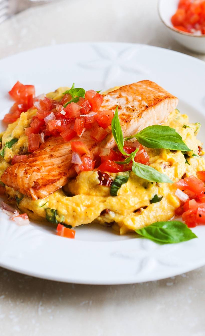 Polenta, Lachs und Salsa auf einem Teller