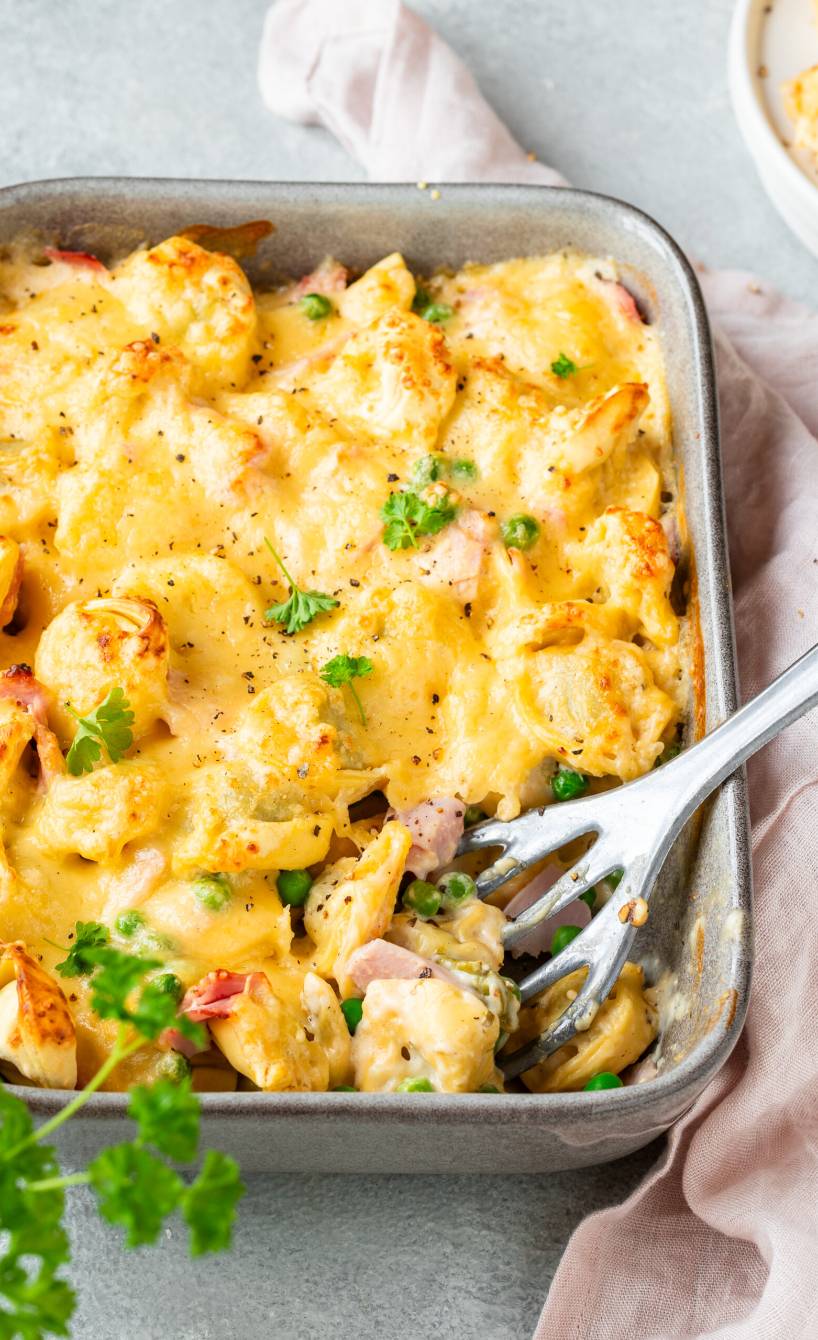 Tortellini al forno mit Prosciutto cotto und Erbsen