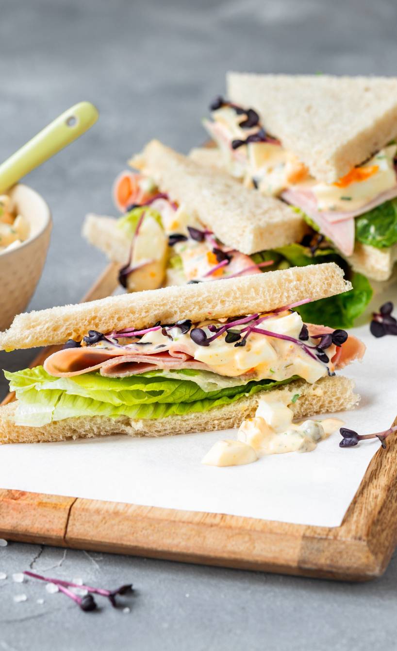 Tramezzini mit Eiersalat und Prosciutto cotto