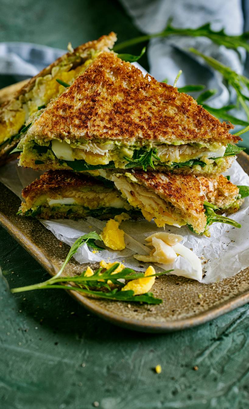 Tramezzini mit Räucher- forelle, Ei und Rucola