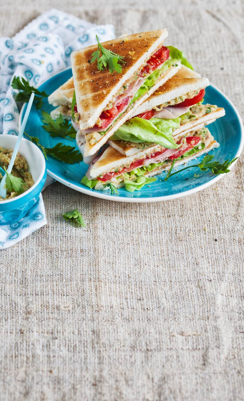 Tramezzini mit Schinken und Bohnenaufstrich