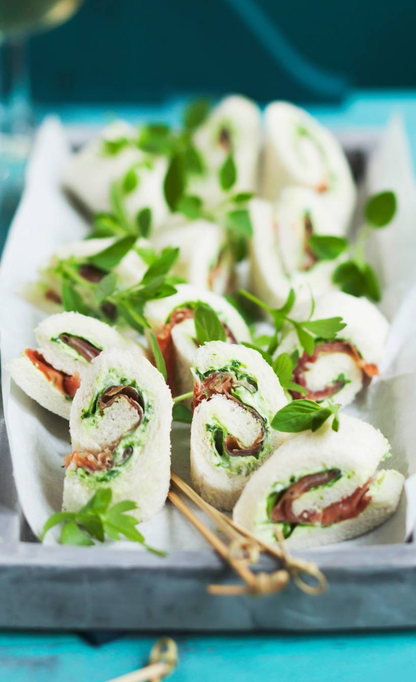 Weißbrotröllchen mit Schinken-Kräuter-Füllung