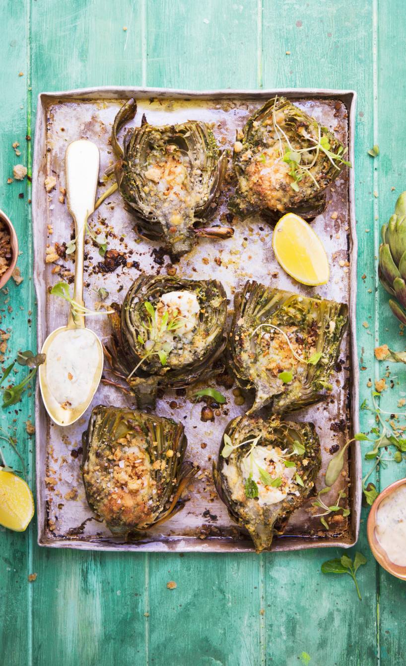 Gratinierte Artischocken mit Kräuterbutter und Parmesan-Knusperbröseln auf einem Backblech