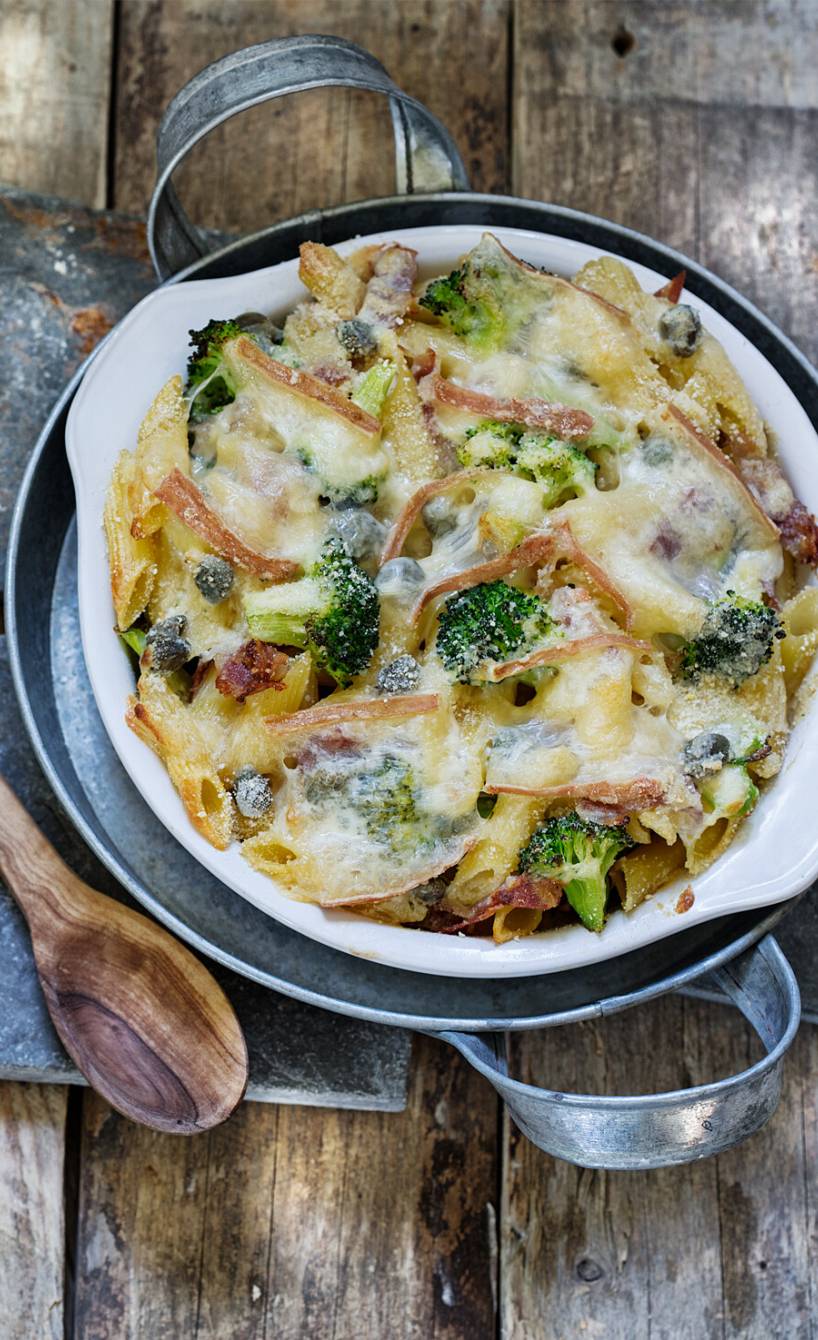 Überbackene Penne mit Brokkoli und Pancetta