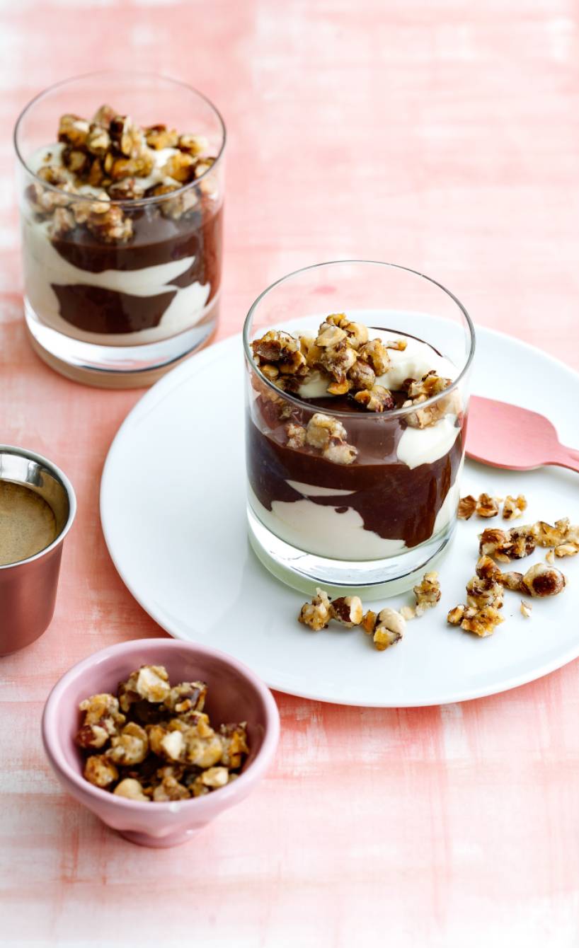 Vanille-Schokoladenschichtdessert mit karamellisierten Haselnüssen
