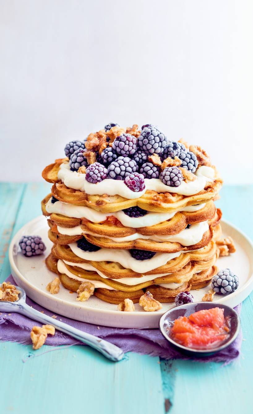 Waffeltorte mit Grapefruitkompott, weißer Schokoladencreme und Brombeeren