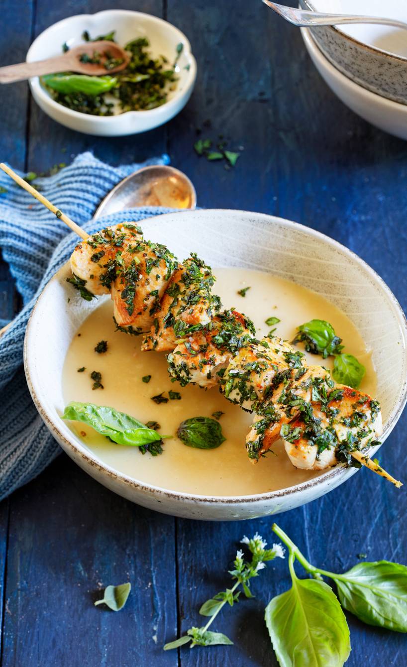 Weiße-Bohnen-Suppe mit Kräuter-Hähnchenspieß