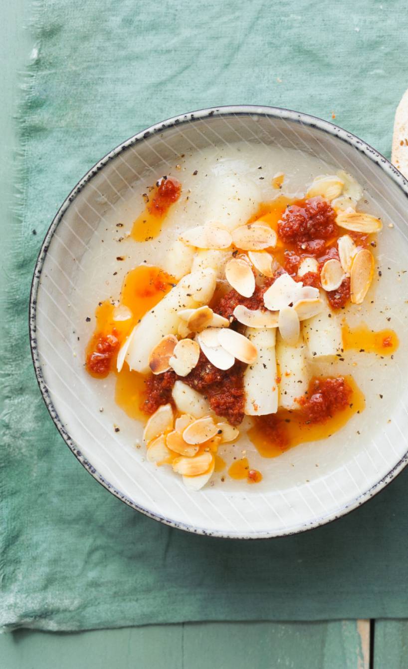 Weiße Spargelcremesuppe mit Tomatenöl und Mandelblättchen