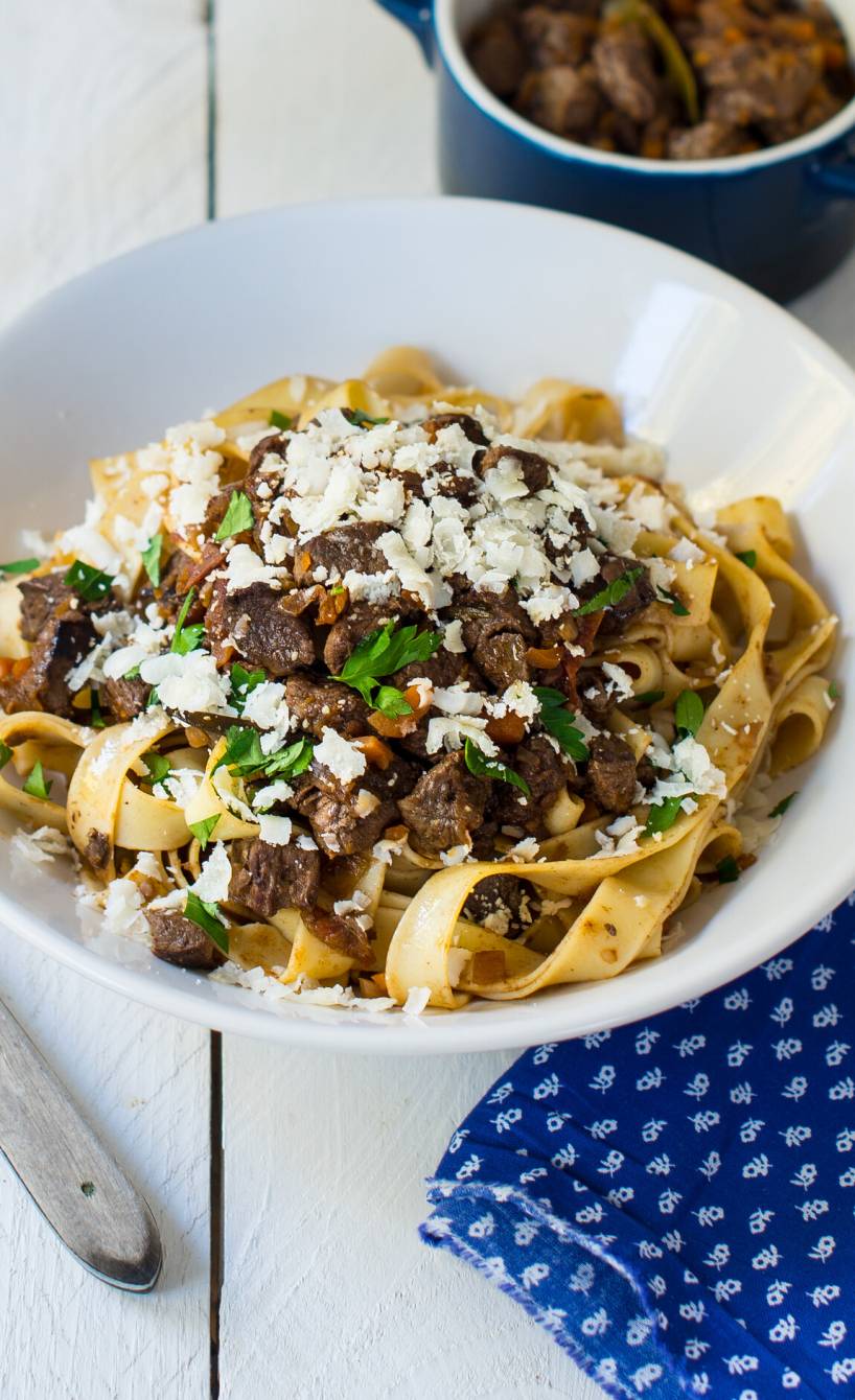 Bandnudeln getoppt von Wildschweinragout in einem tiefen Teller