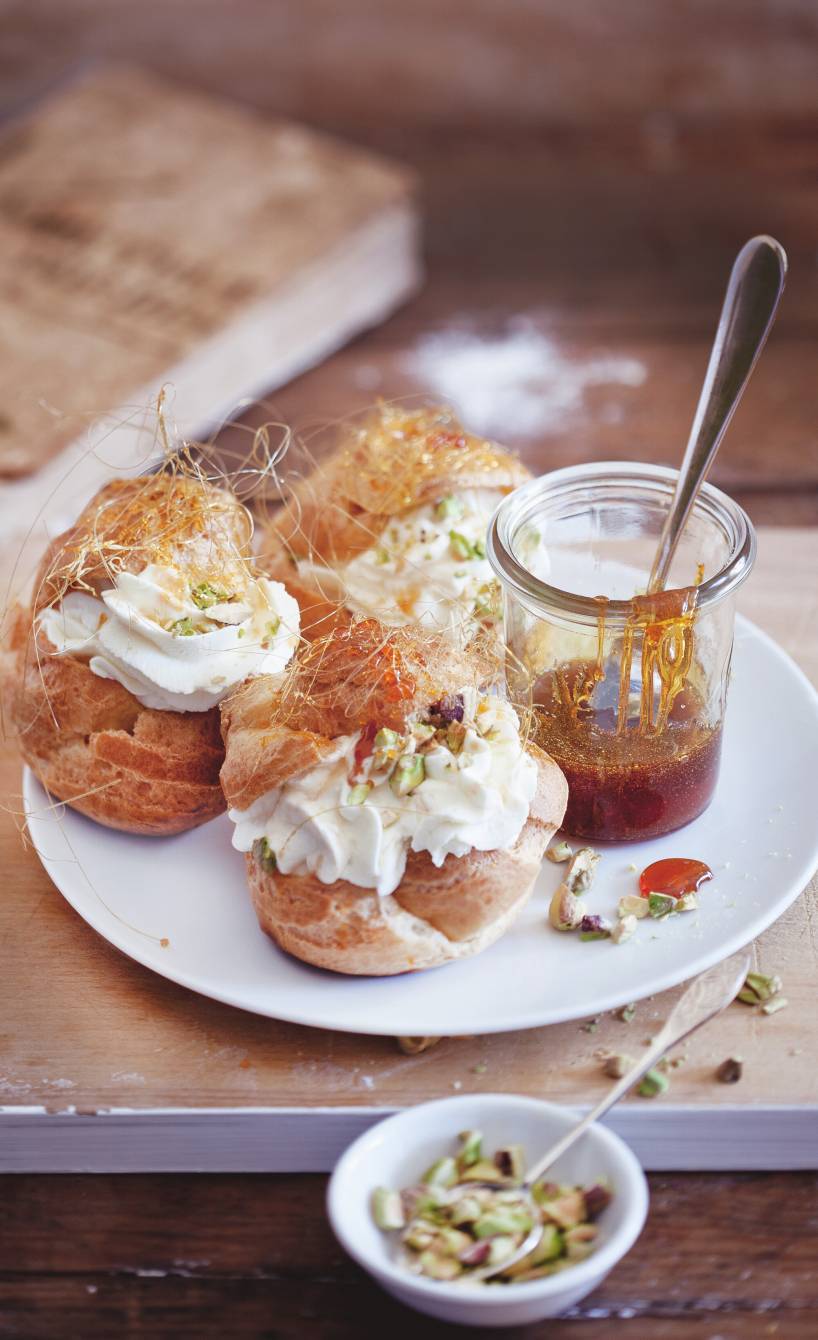 Windbeutel mit Zitronensahne und Pistazien