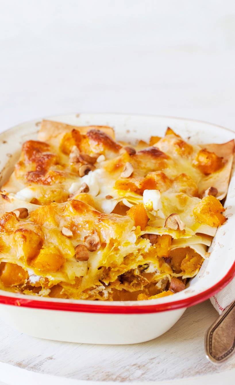 Kürbislasagne in einer Auflaufform auf einem Tisch