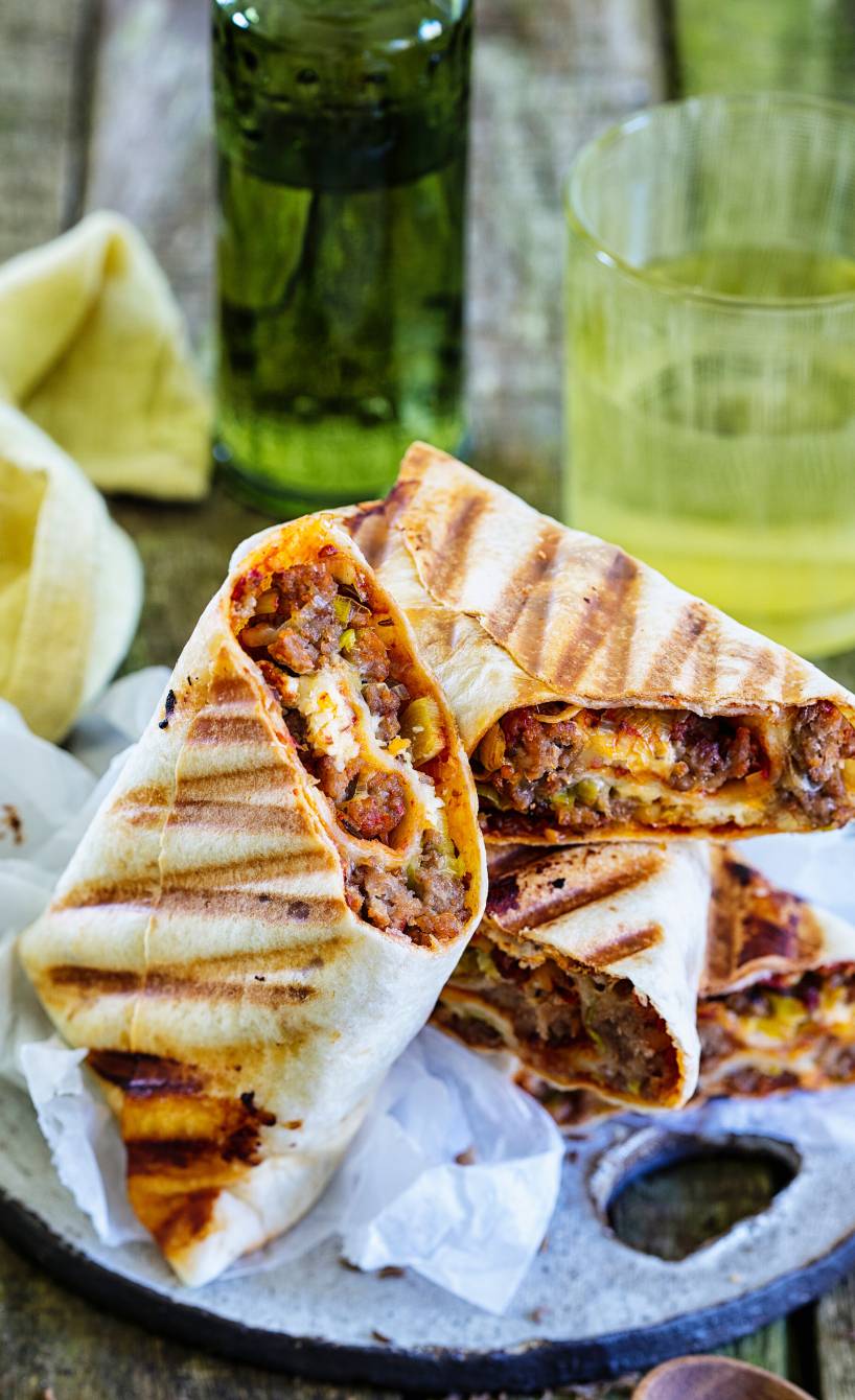 Wrap mit Hackfleisch-Käse-Füllung angeschnitten und aufgestellt auf einem Teller