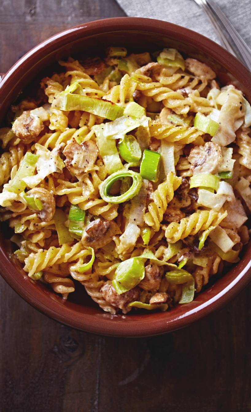 Nudelpfanne aus Fusilli mit Lauch und Pilzen in einer runden Form