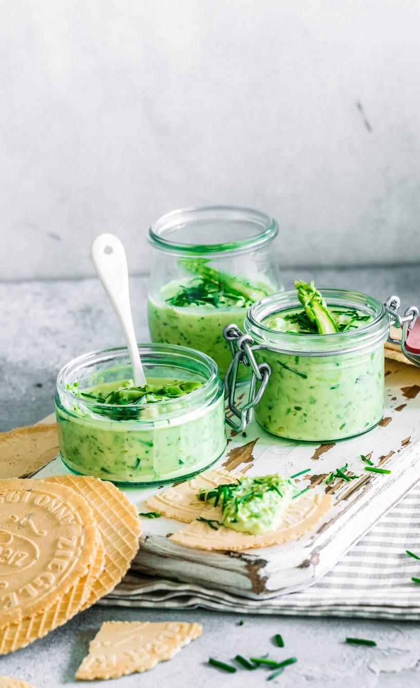 Selbstgemachter italienischer Spargel-Käse-Aufstrich in drei Weckgläsern auf einem Tisch