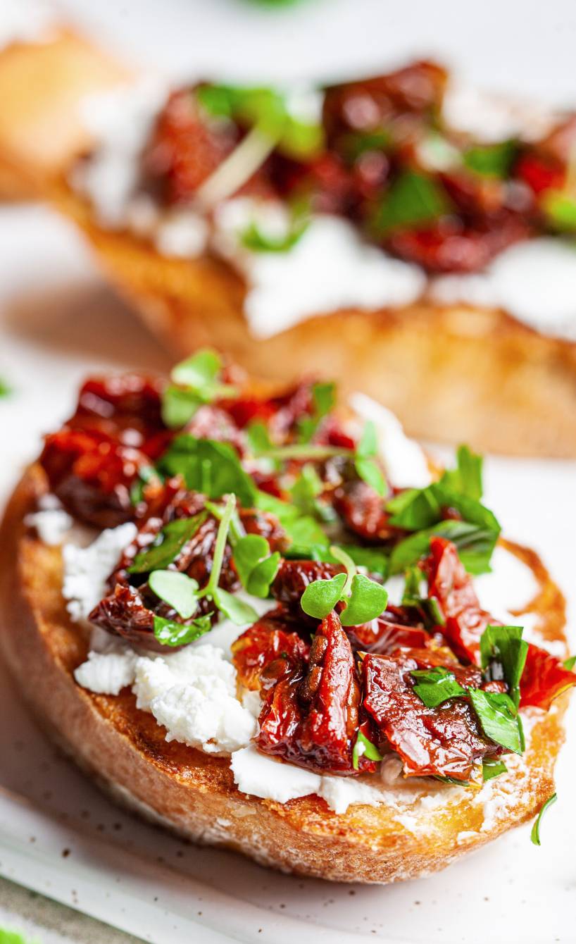 Ziegenkäse-Honig-Crostini mit getrockneten Tomaten